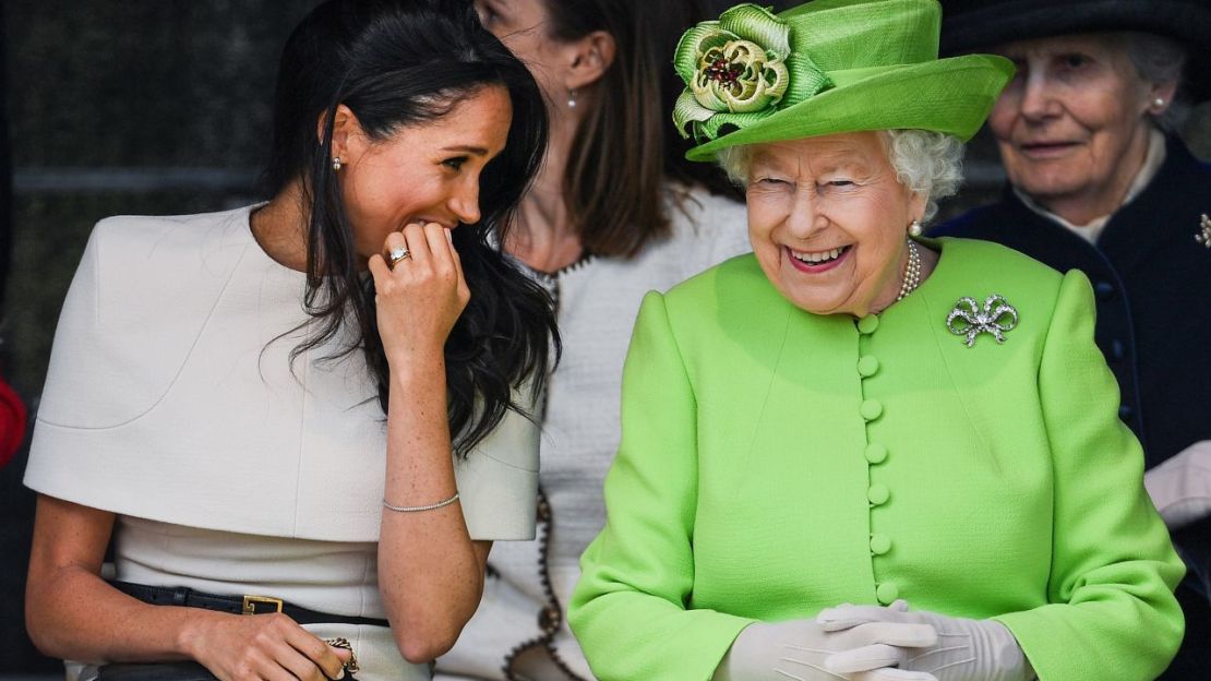 La reina Isabel II (izquierda) con Meghan durante su primer compromiso real que compartieron el 14 de junio de 2018. Crédito: Jeff J Mitchell/Getty Images