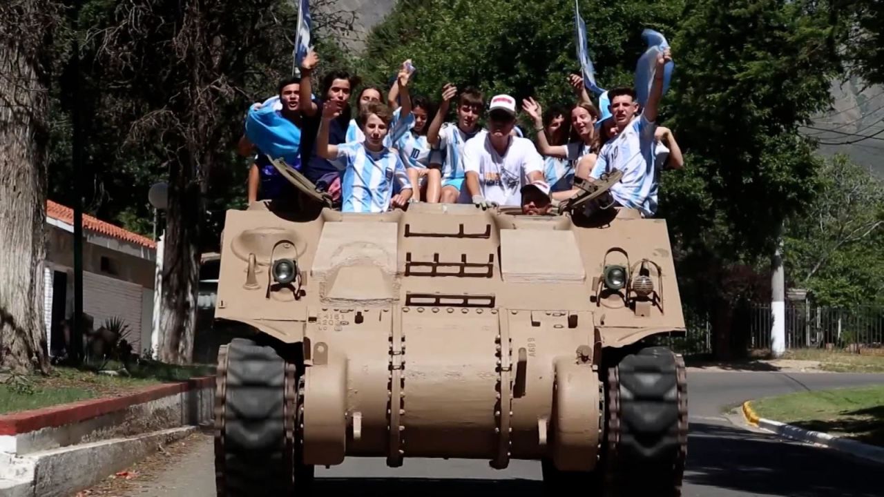 CNNE 1314798 - el singular festejo de hinchas argentinos tras el triunfo de argentina
