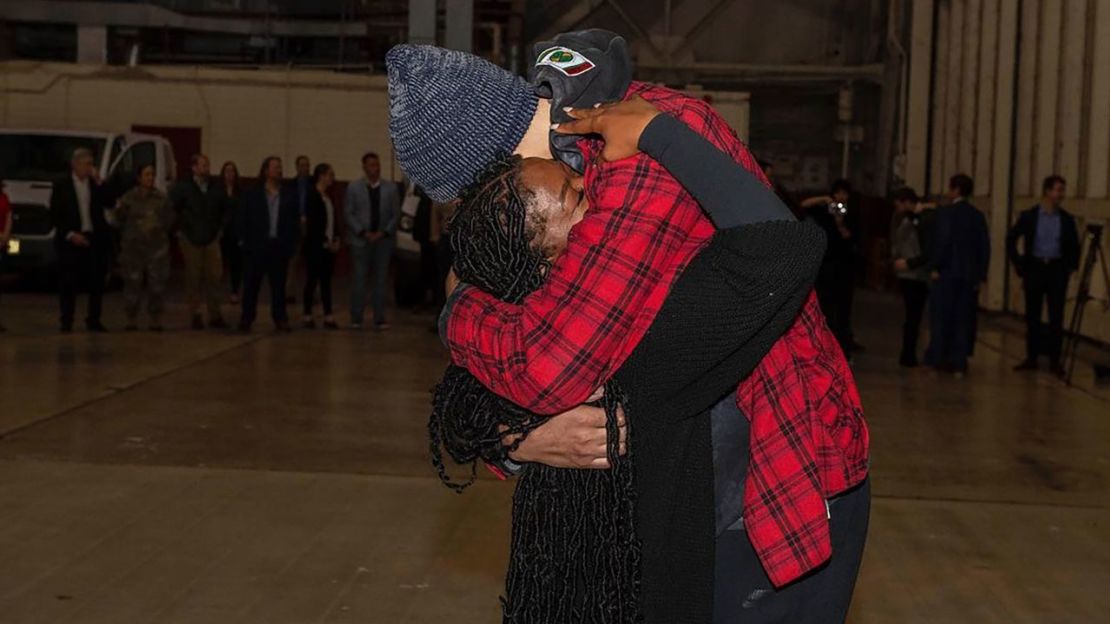 Brittney Griner abraza a su esposa, Cherelle Griner, a su regreso a Estados Unidos desde Rusia el pasado viernes. Crédito: Miguel Negrón/Ejército de EE.UU. Sur