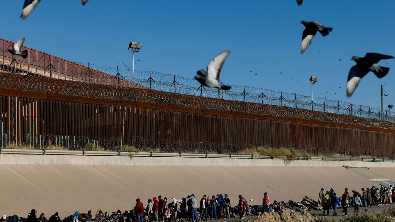 Migrantes hicieron fila durante horas en la orilla norte del Río Bravo después de cruzar la frontera desde Ciudad Juárez.