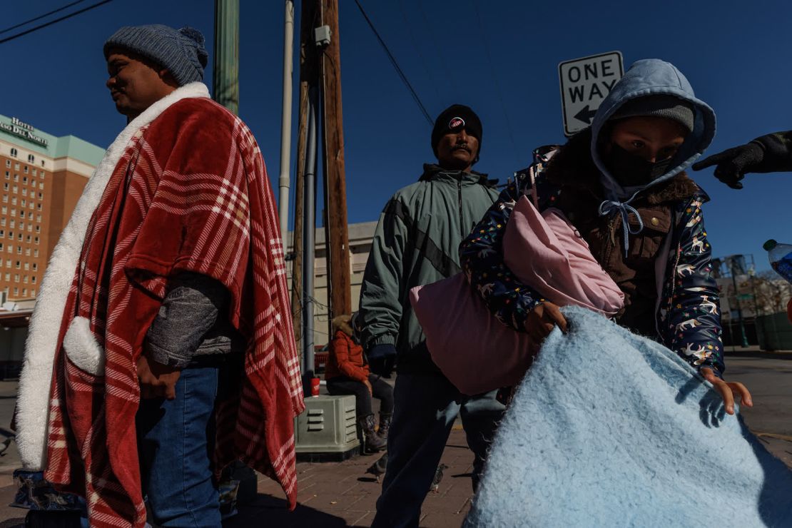 Misael Aguilera, a la izquierda, frente a una estación de autobuses Greyhound en el centro de El Paso. Quiere reunirse con su hermano que vive en el centro de Texas.