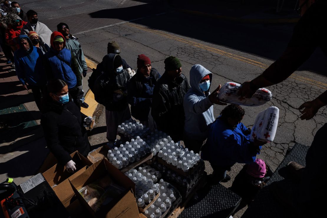 Un banco de alimentos local en El Paso entregó mantas de la Cruz Roja, botellas de agua y naranjas a los migrantes en las calles.