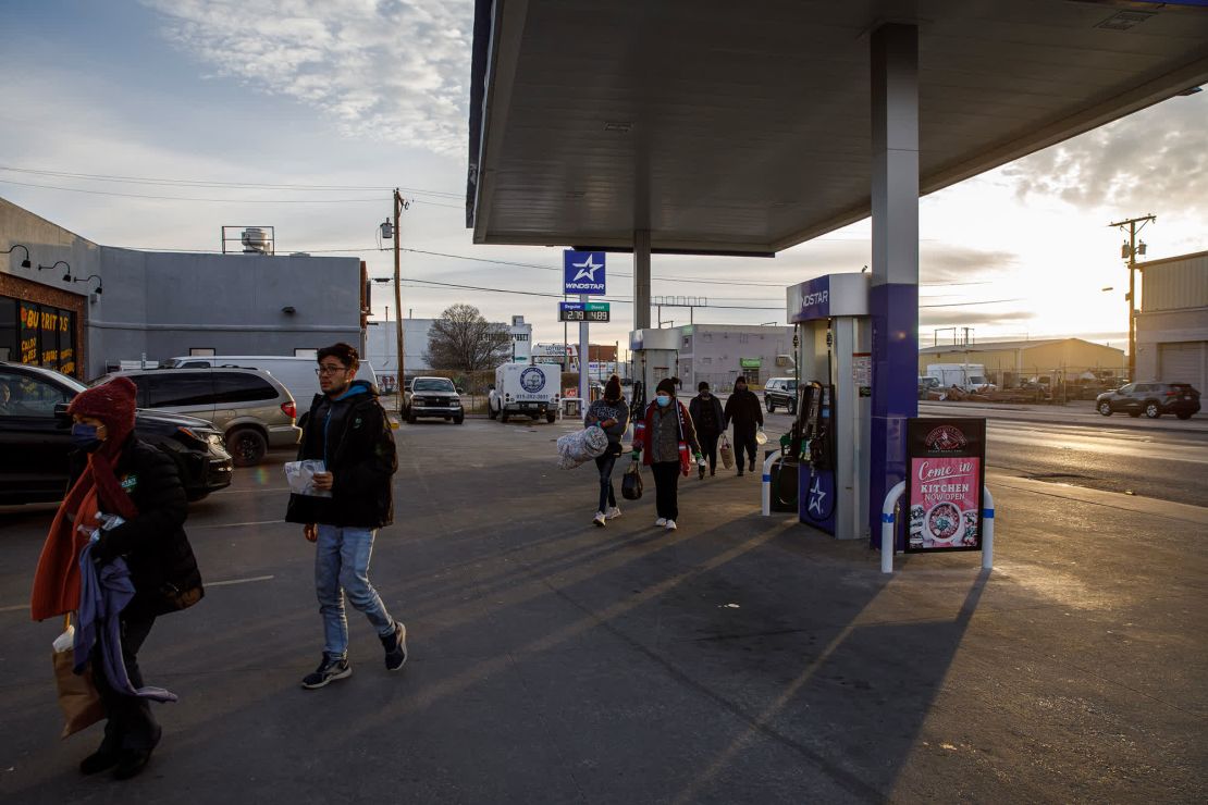 Un grupo de migrantes fue visto caminando con sus pertenencias en horas de la madrugada.