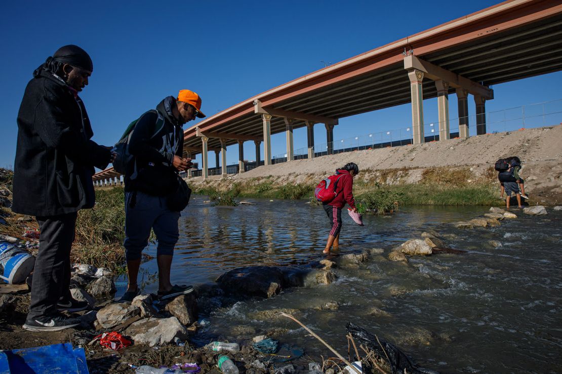 Emir Eduardo Sánchez Méndez, al centro, y Jean Martínez, a la izquierda, cruzaron el Río Bravo para vender agua y alimentos a los migrantes que hacían fila cerca del muro fronterizo. Los venezolanos esperan solicitar asilo cuando finalice el Título 42.