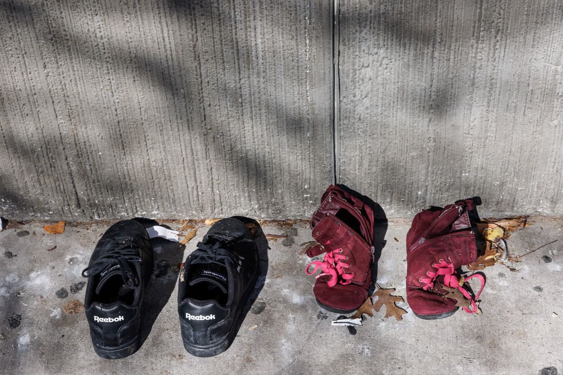 Una familia hondureña dejó secar sus zapatos mojados bajo la luz del sol después de cruzar el Río Grande.