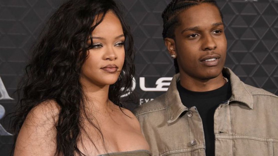 Rihanna y A$AP Rocky llegan al estreno mundial de "Black Panther: Wakanda Forever" en el Dolby Theatre de Hollywood, California, el 26 de octubre de 2022.