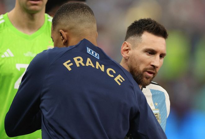 Lionel Messi y Kylian Mbappé, las figuras de Argentina y Francia, se saludan previo al inicio de la final del Mundial de Qatar.