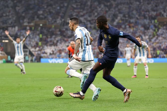 Ángel Di María entró al área francesa y el árbitro decidió marcarle penal a Ousmane Dembelé.