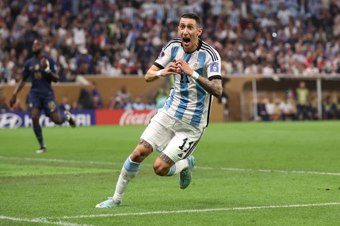 Ángel Di María, que prácticamente no jugó toda la fase eliminatoria por lesión, anotó el 2-0 de Argentina contra Francia en la final del Mundial de Qatar y así lo celebró.