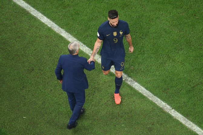 Tras ir perdiendo 2-0, el entrenador francés Didier Deschamps decidió hacer dos cambios cinco minutos antes de que finalizara el primer tiempo. Uno de ellos fue Olivier Giroud y el otro fue Ousmane Demebelé.