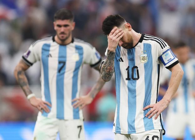 Messi se lleva la mano a la cabeza en la final del Mundial, luego de que Francia empatara 2-2 en dos minutos.