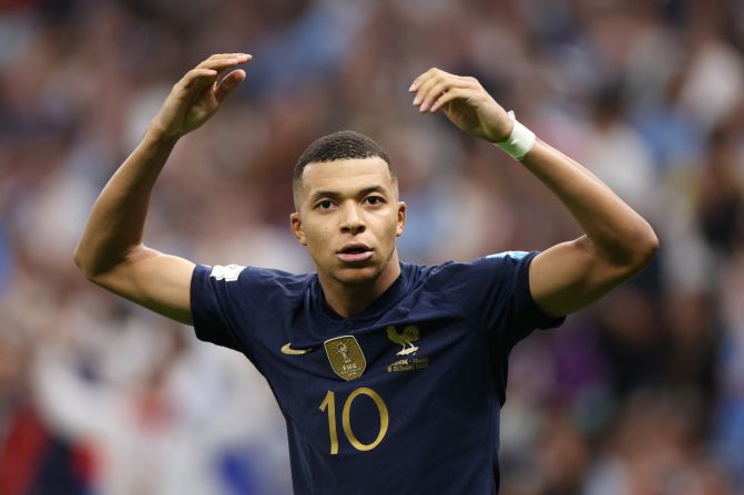 Pero Mbappé volvió a aparecer. De penal, la estrella francesa anotó en lo último del partido, al minuto 118. Argentina 3, con dos de Messi y uno de Di María; Francia 3, con hat trick de Mbappé.