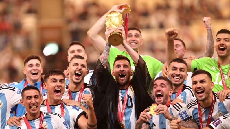 Messi, lo lograste: lideraste a Argentina a su tercera copa del mundo. El capitán levanta el trofeo con todos sus compañeros en felicidad total.