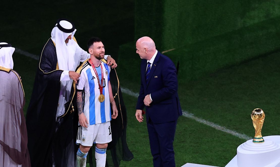 CNNE 1316275 - messi capa tunica mundial argentina gettyimages-1450134379