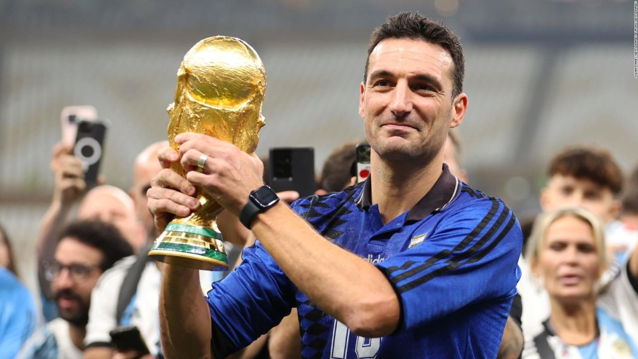 Lionel Scaloni, entrenador de Argentina, sostiene la copa del mundo ganada en Qatar 2022.