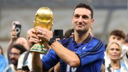 Lionel Scaloni, entrenador de Argentina, sostiene la copa del mundo ganada en Qatar 2022.