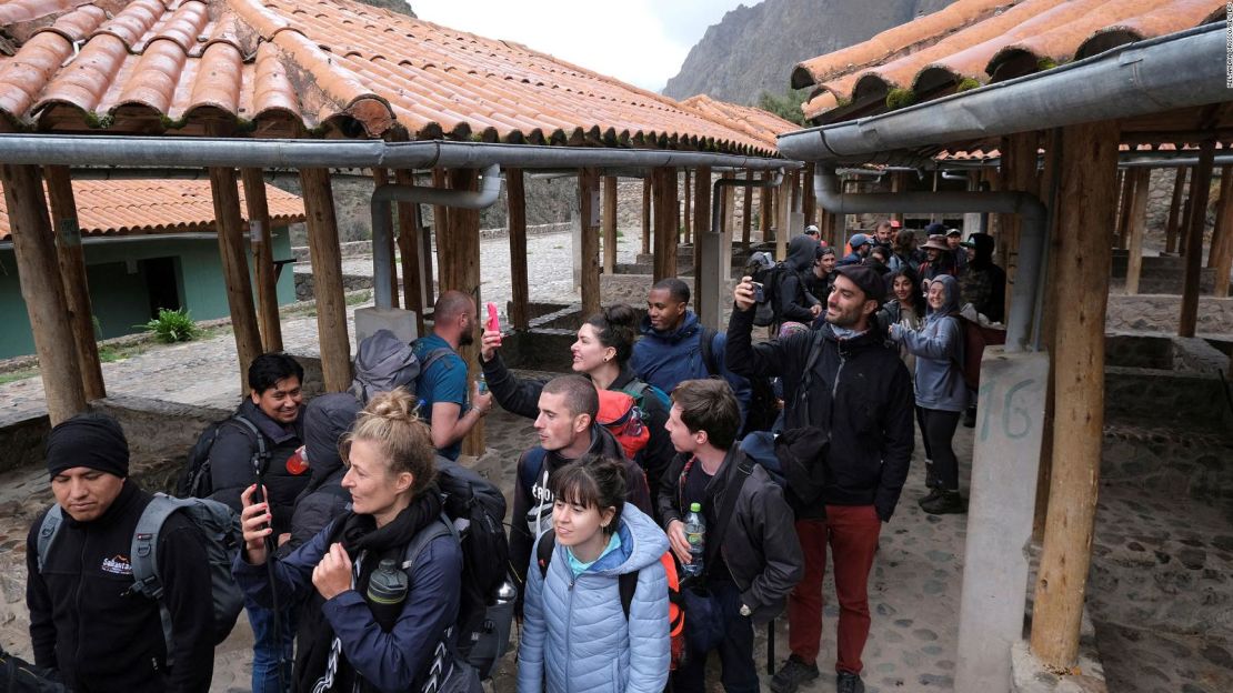 Turistas varados caminan por Chilca, cerca de Machu Picchu.Alejandra Orosco/Reuters