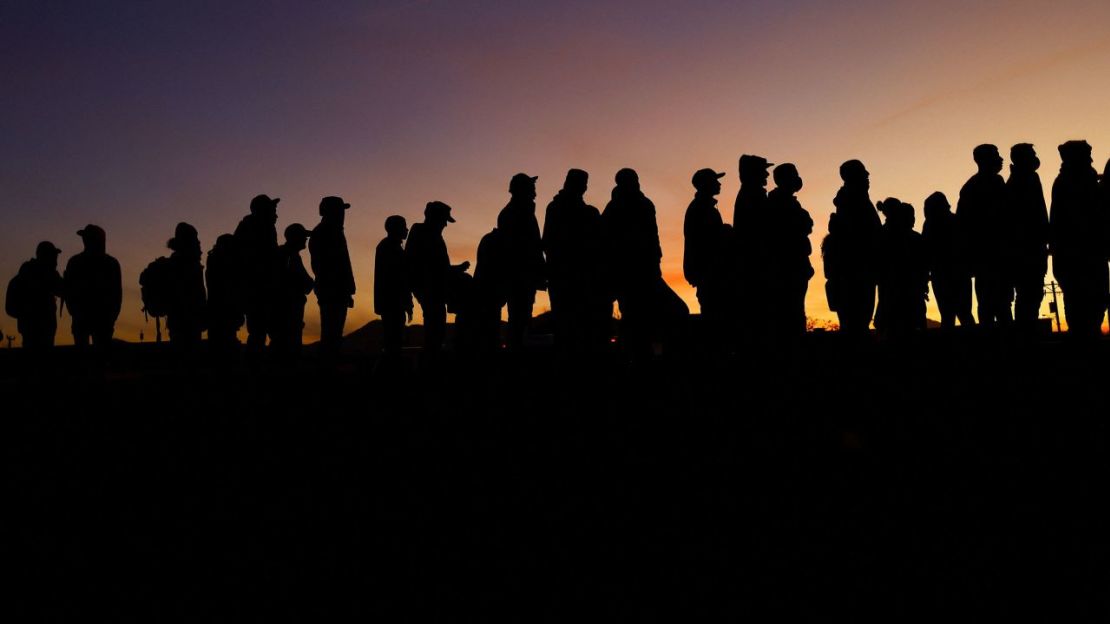 Migrantes venezolanos cerca del río Bravo, la frontera entre México y EE.UU., mientras esperan el anuncio sobre el fin del Título 42 el 21 de diciembre, en Ciudad Juárez.