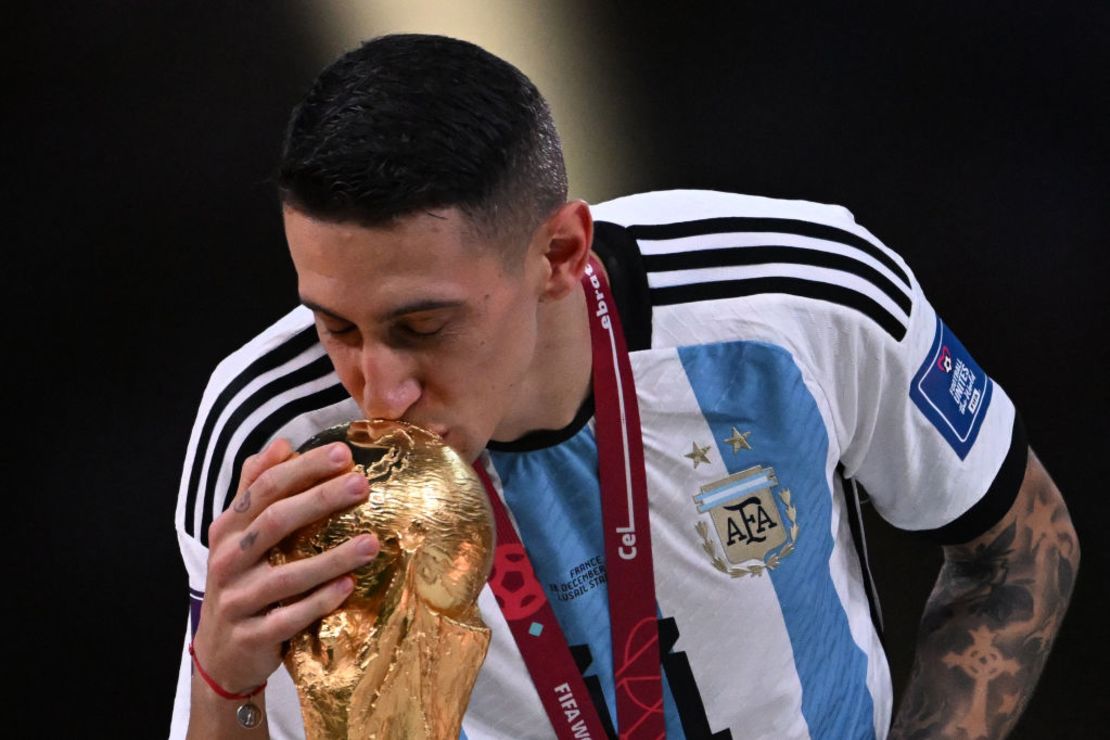 Di María besa la copa del Mundo que acaba de ganar Argentina, el 18 de diciembre de 2022 en Qatar.