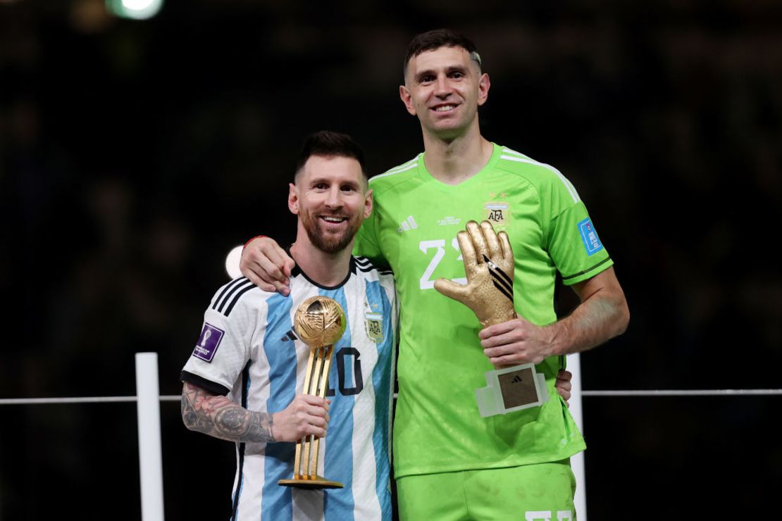 Emiliano "Dibu" Martínez junto a Lionel Messi, tras la final del Mundial de Qatar.