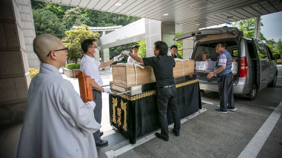 El personal de una organización sin ánimo de lucro, que celebra funerales para aquellos que murieron en "muertes solitarias", mueve un ataúd en un crematorio en Goyang, Corea del Sur, el 16 de junio de 2016. Crédito: Jean Chung/Getty Images