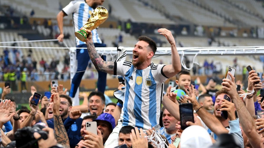 Messi es cargado en hombros con la copa del mundo en sus manos tras la victoria de Argentina contra Francia en el Mundial de Qatar.