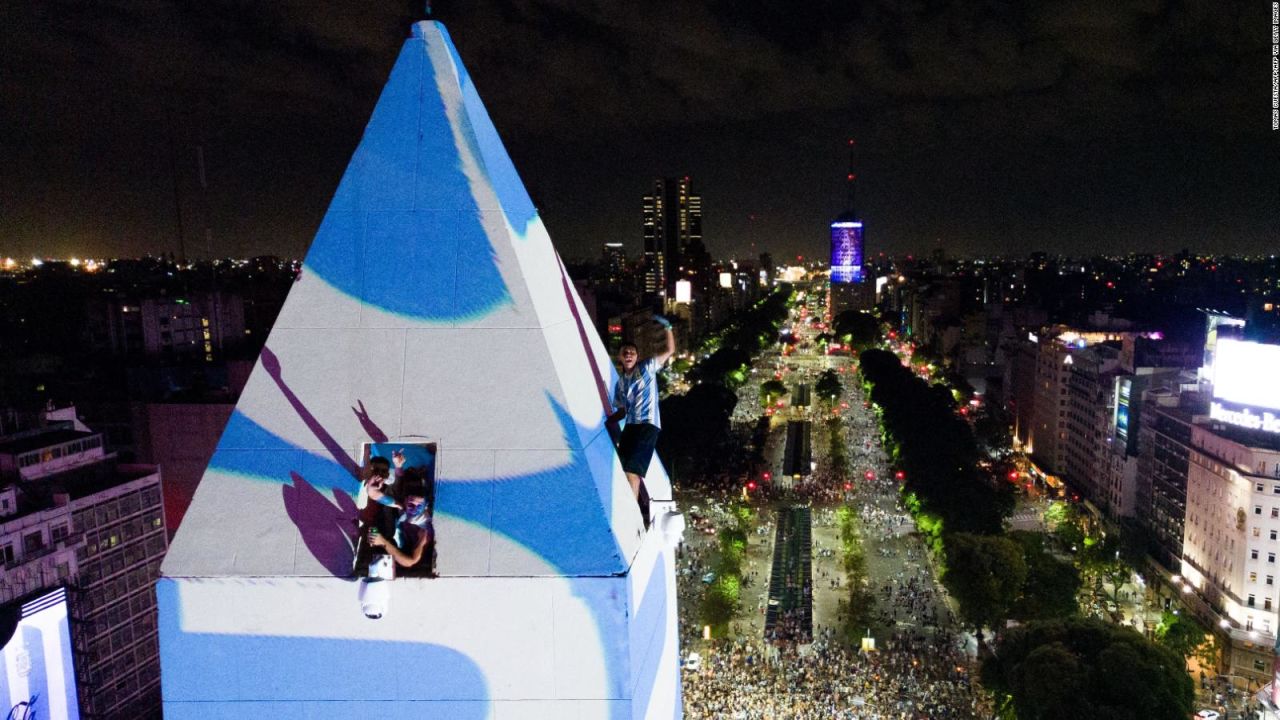 CNNE 1316622 - argentinos festejan el campeonato mundial ¡desde la cima del obelisco!