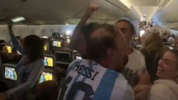 CNNE 1316624 - argentinos festejan el titulo mundial en pleno vuelo hacia buenos aires