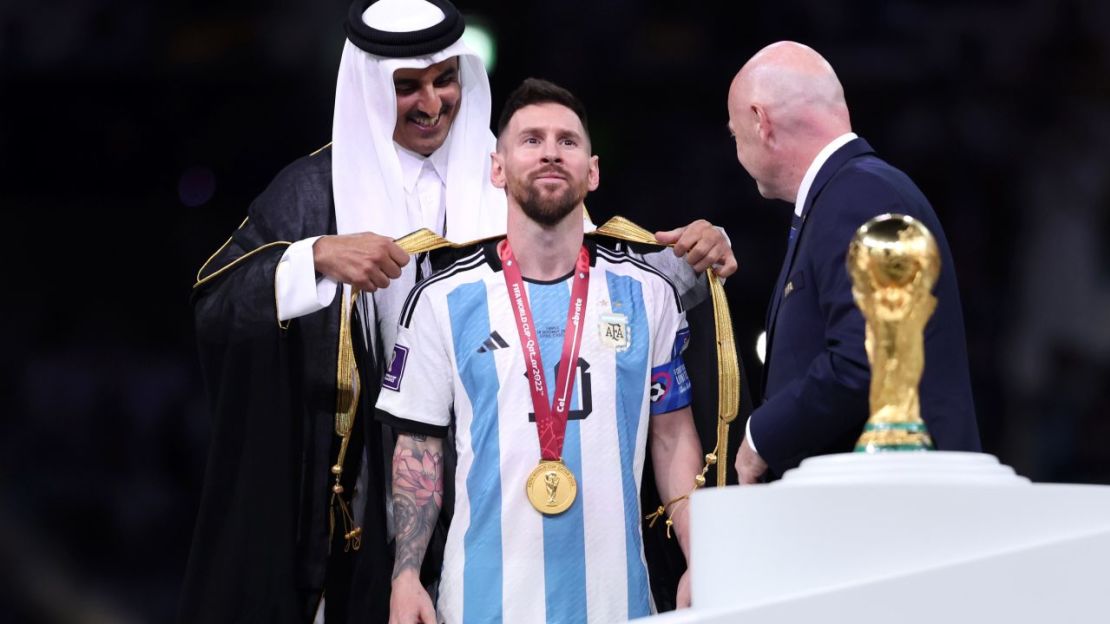 El jeque Tamim colocó un 'bisht' a Messi durante la entrega del trofeo. Clive Brunskill/Getty Images Europa/Getty Images