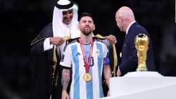 CNNE 1316685 - te explicamos el significado de la capa que llevo messi tras ganar el mundial de qatar