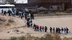 CNNE 1316698 - migrantes reaccionan a la suspension temporal del fin del titulo 42