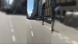 CNNE 1316749 - paseaba en su bicicleta cuando una horda grito "argentina campeon"