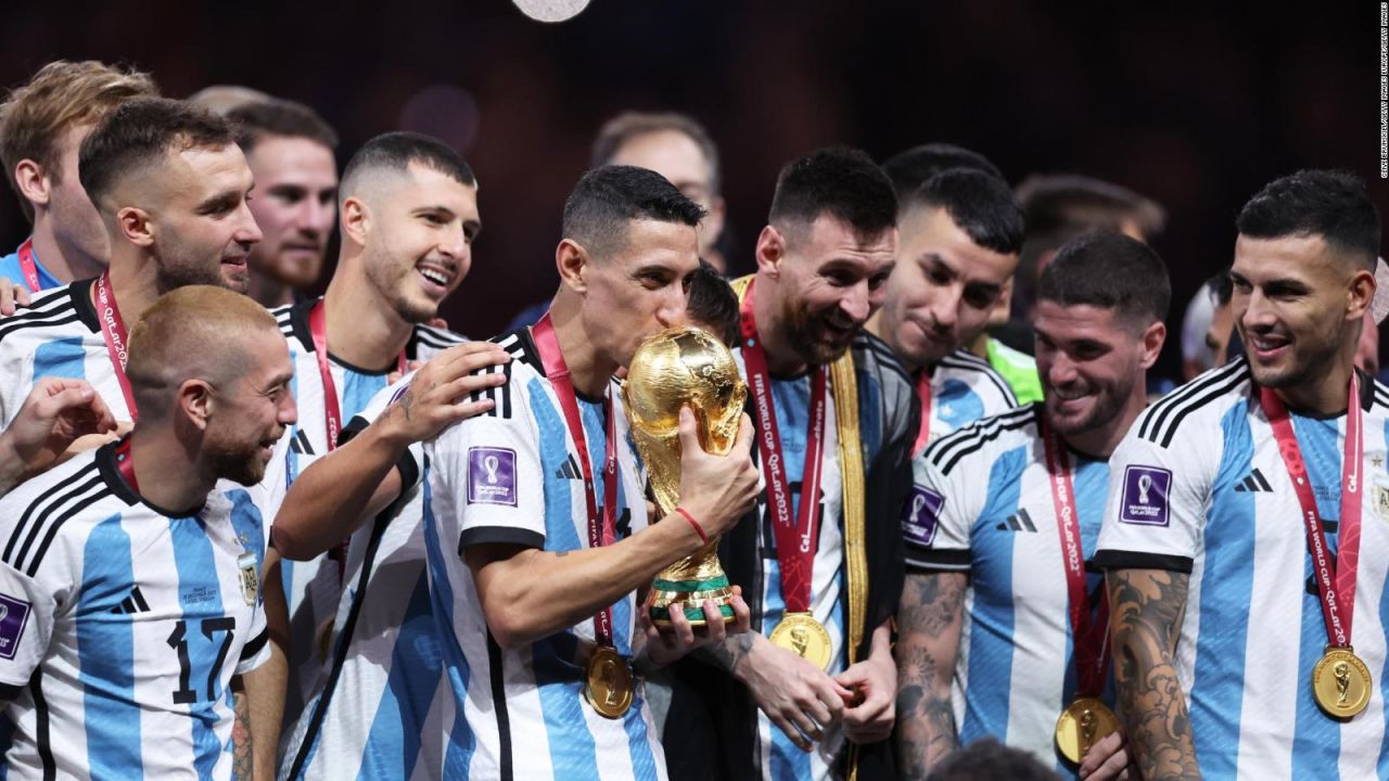 CNNE 1316792 - los 26 jugadores del equipo argentino y sus fotos con la copa del mundo