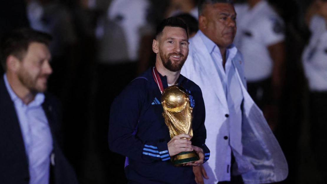 Lionel Messi de Argentina emerge del avión llevando la Copa del Mundo después de aterrizar en Buenos Aires el 20 de diciembre de 2022. Agustin Marcarian/Reuters