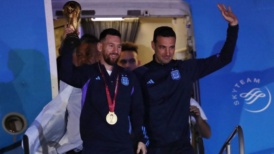 Lionel Messi lidera a la selección de Argentina al bajar del avión en Buenos Aires el 20 de diciembre. Agustin Marcarian/Reuters