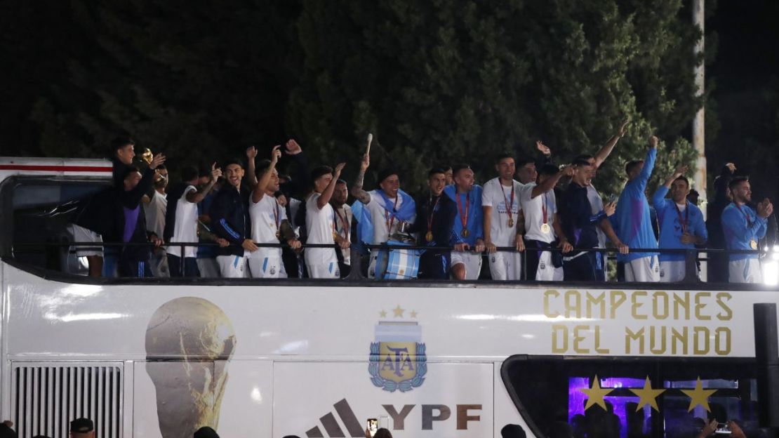 Los jugadores argentinos saludan desde lo alto de un autobús tras su llegada a Buenos Aires. Agustin Marcarian/Reuters