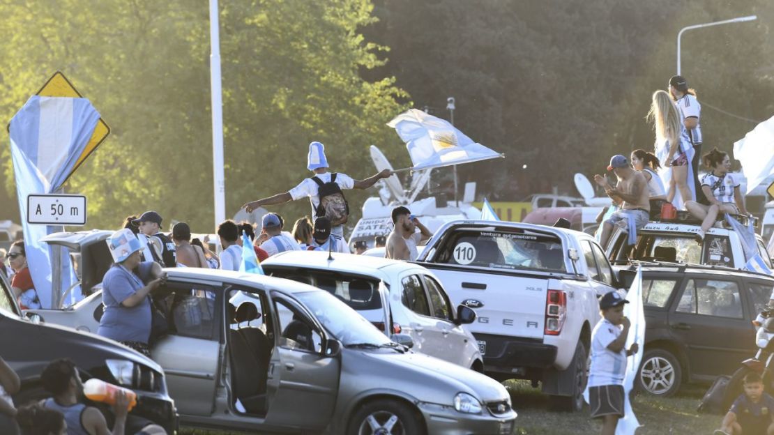 Aficionados argentinos ondean banderas frente al campo de entrenamiento de la selección masculina antes de su llegada a Buenos Aires. Rodrigo Valle/Getty Images