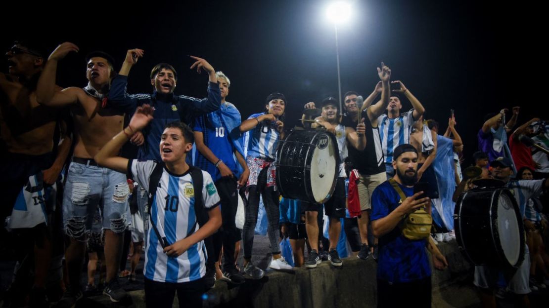 Los hinchas se reúnen en Buenos Aires el 19 de diciembre. Mariana Nedelcu/Reuters