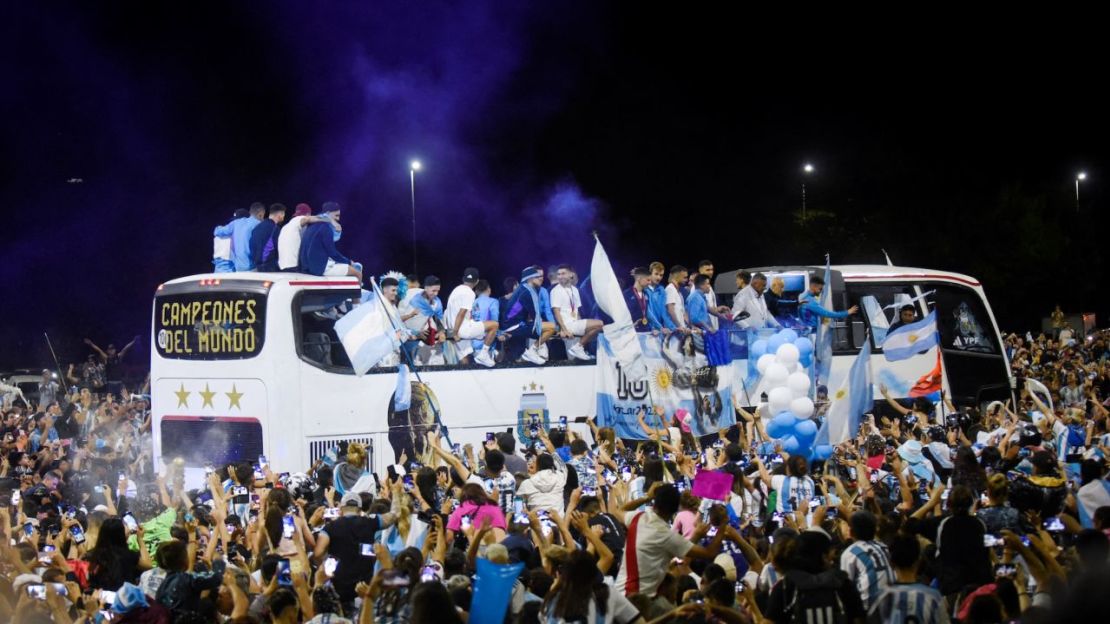 El equipo de fútbol de Argentina en un autobús en Buenos Aires el 20 de diciembre, rodeado de aficionados que vitoreaban. Mariana Nedelcu/Reuters