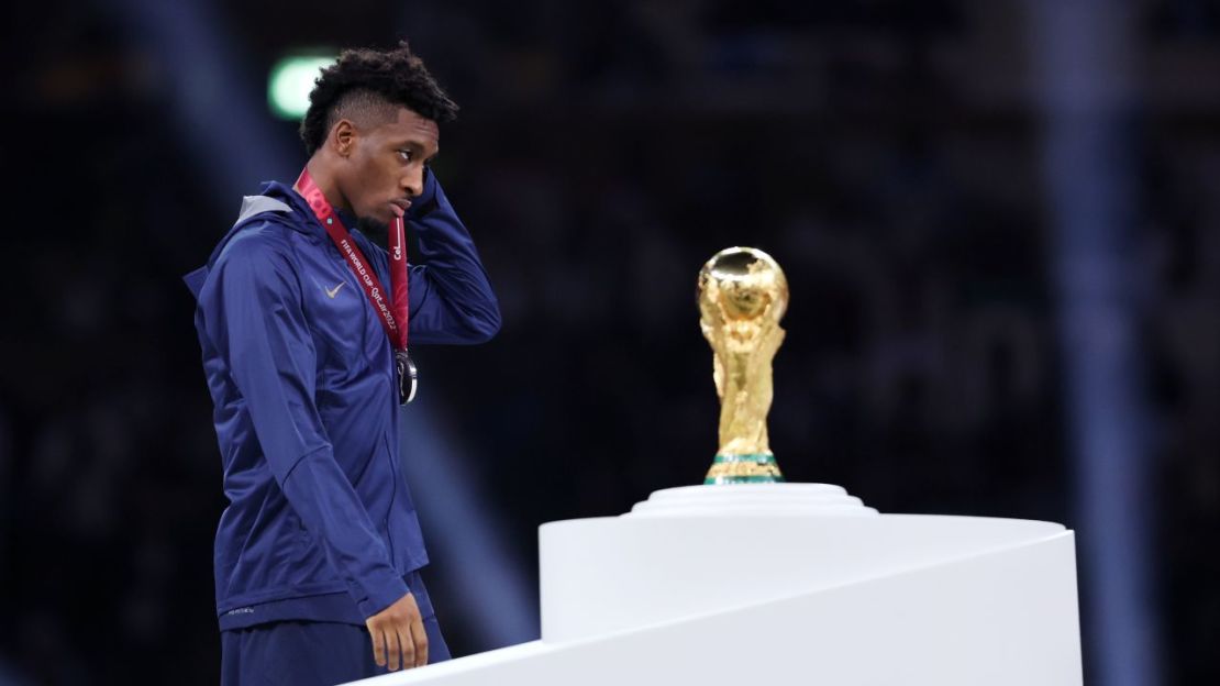 Kingsley Coman pasa junto al trofeo de la Copa del Mundo durante la ceremonia de entrega de premios tras la derrota de Francia ante Argentina en la tanda de penales el domingo.