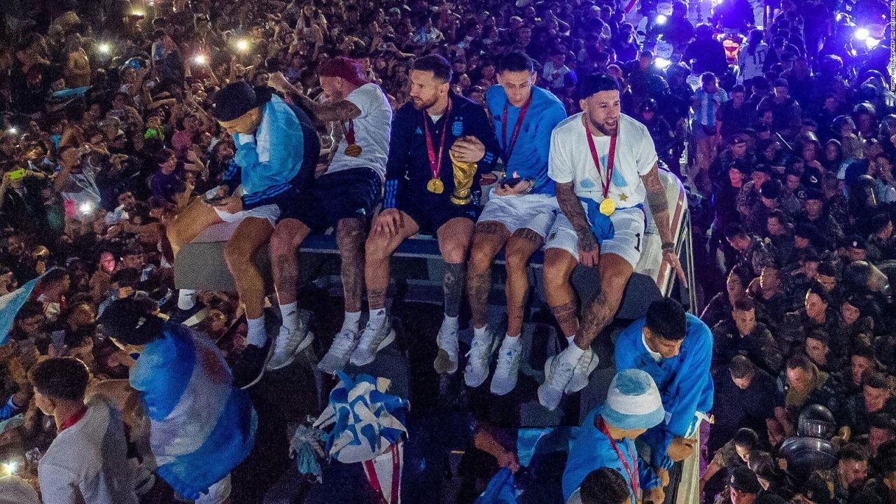 CNNE 1316950 - argentina recibe a la seleccion y a messi con euforia, canto y lagrimas