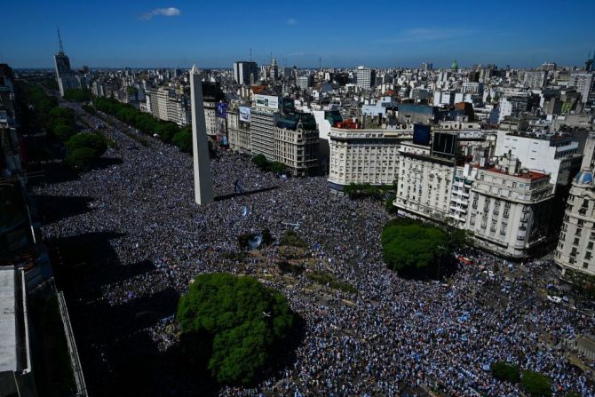 Una imagen del icónico Obelisco rodeado de aficionados para recibir este martes a la selección argentina. →