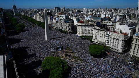 CNNE 1316983 - "messi nos saco del sufrimiento", dicen aficionados que inundan las calles