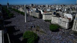 CNNE 1316983 - "messi nos saco del sufrimiento", dicen aficionados que inundan las calles