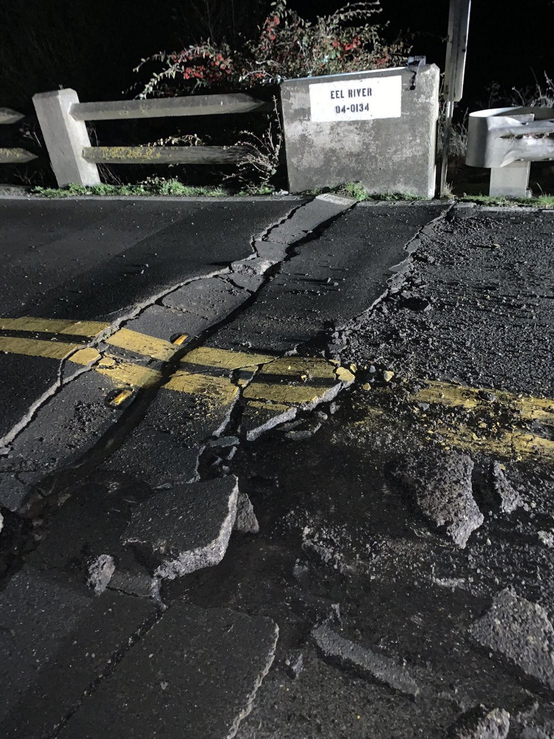 Imagen de los daños en carreteras causados por el terremoto en California.