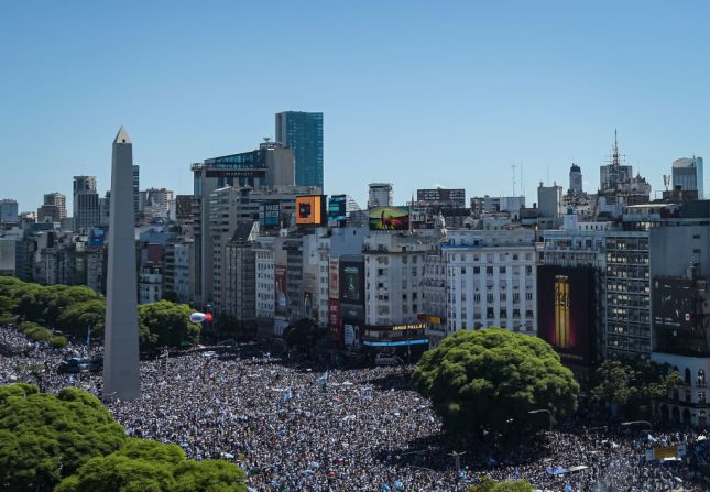 Los aficionados de Argentina se reúnen en el Obelisco antes de un desfile de la victoria de la selección nacional masculina de fútbol de Argentina, que ganó la Copa Mundial de la FIFA Qatar 2022. 20 de diciembre de 2022 en Buenos Aires, Argentina.