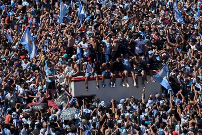 Los aficionados de Argentina esperan que el autobús con los jugadores de Argentina pase por el Obelisco para celebrar después de ganar el torneo de la Copa Mundial Qatar 2022. El avión que transporta a los ganadores de la Copa Mundial Argentina y su capitán Lionel Messi de regreso desde Qatar llegó al aeropuerto internacional de Ezeiza en Buenos Aires a las 2:40 am (05:40 GMT) del martes. El martes al mediodía comenzarán una gira por el centro de la ciudad de Buenos Aires con millones de personas que se esperan en las calles en lo que es un día festivo.