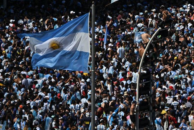 Seguidores de Argentina esperan al autobús con los jugadores de Argentina pase por el Obelisco para celebrar después de ganar el torneo de la Copa Mundial Qatar 2022.