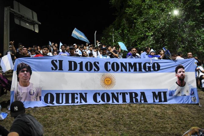 Una bandera de Lionel Messi y la leyenda del fútbol Diego Maradona antes de la llegada de la selección nacional de fútbol masculina de Argentina después de ganar la Copa Mundial de la FIFA Qatar 2022, el 20 de diciembre de 2022 en Buenos Aires, Argentina.