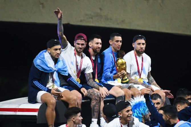 Leandro Paredes, Rodrigo De Paul, Lionel Messi, Ángel Di María y Nicolás Otamendi celebran en el autobús después de llegar a Argentina tras ganar la Copa Mundial de la FIFA Qatar 2022, el 20 de diciembre de 2022 en Buenos Aires, Argentina.